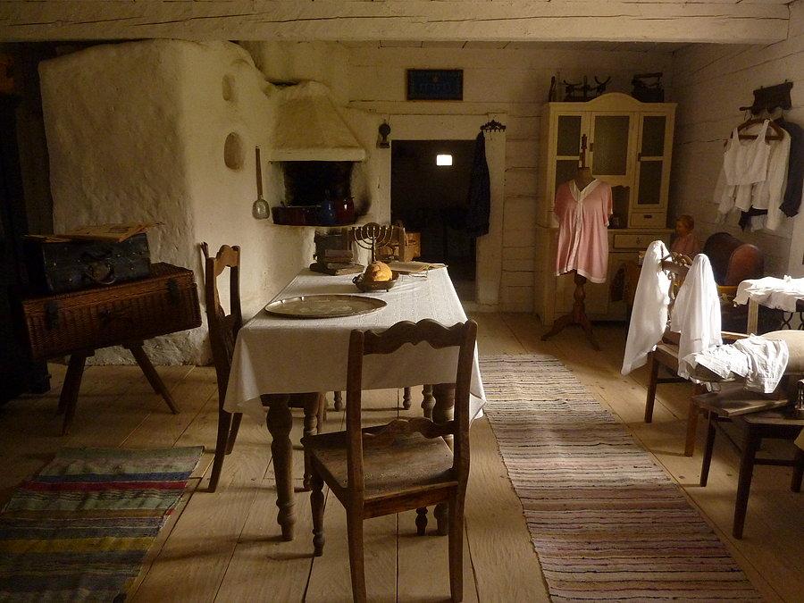 W izbie - lata międzywojenne. Oczywiście menora, mizreh, kubki kiduszowe, chałka... Tak wyglądały domy w wielu sztetlach