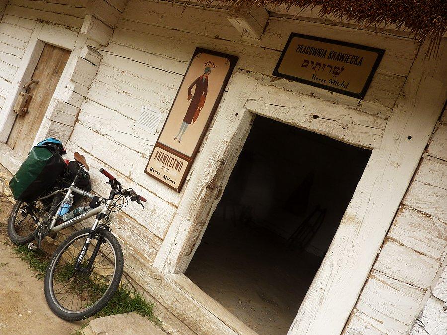 W chałupie ze Szydłowa z 1705 r. zrekonstruowano dom żydowskiego krawca