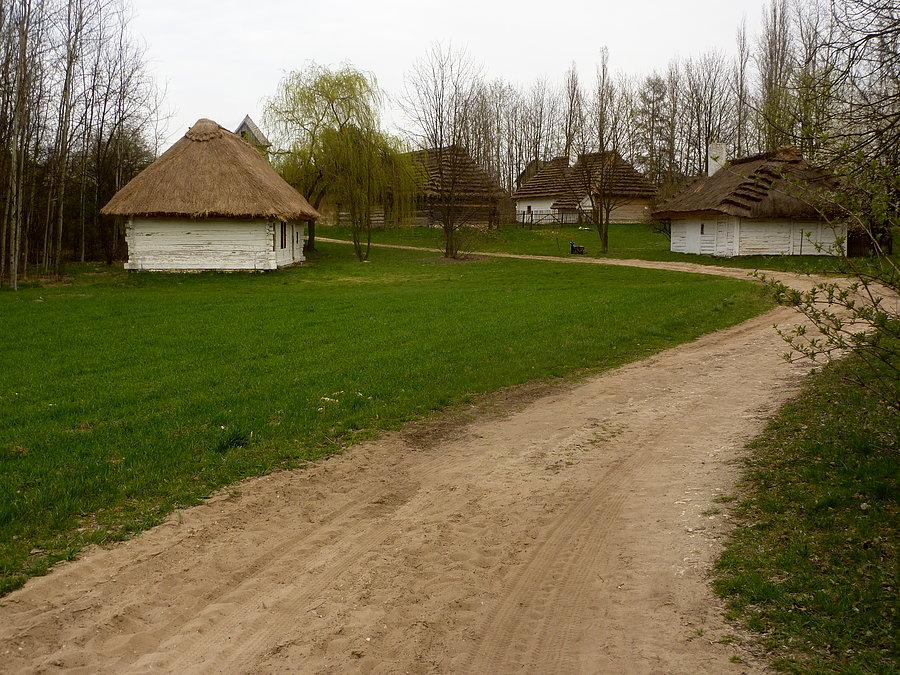 Dojeżdżam do kolejnej zrekonstruowanej wsi