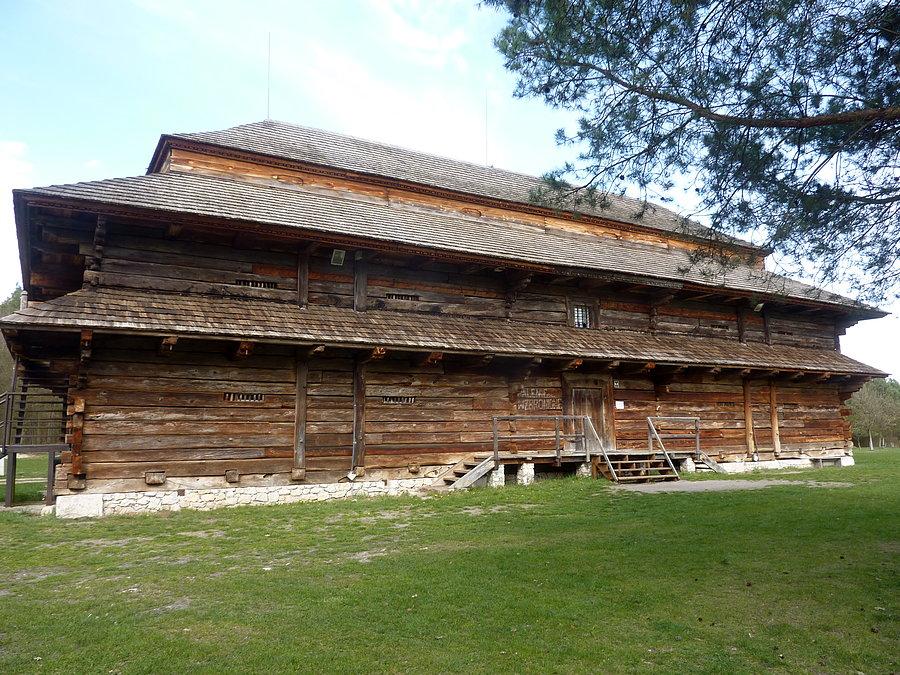 Spichlerz dworski ze Złotej Pińczowskiej (1719 r.) Duże poddasze, dach krakowski wsparty na rysiach