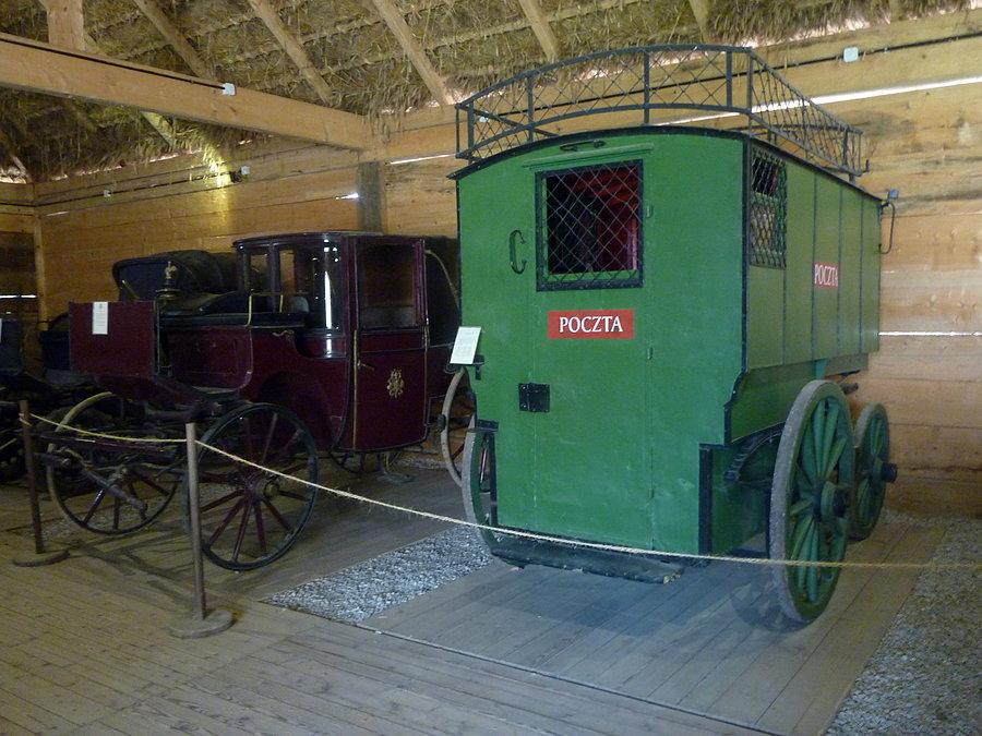 Wóz pocztowy, jeden z wielu eksponatów wozów konnych (dworskich, chłopskich, miejskich i małomiasteczkowych) pokazywanych w muzeum)