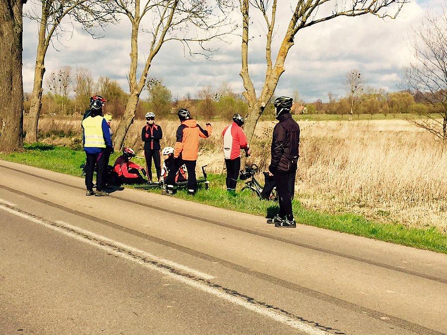 Rowerowanie czasami jest brutalne kraksa 1 osobowa