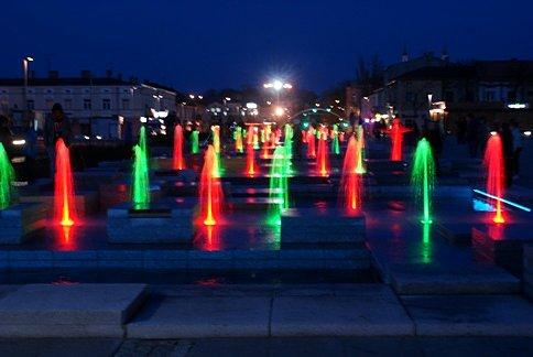Od kilku dni możemy się cieszyć kolorowymi, podświetlanymi fontannami