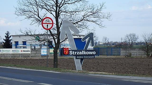 Strzałkowo. Jakis dysonans pomiedzy dewizą miejscowości, a znakiem drogowym