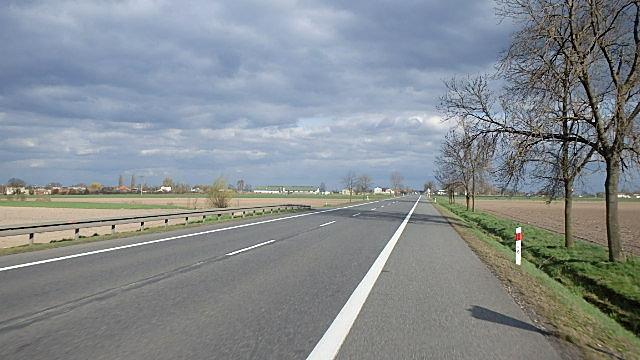 Pusta DK 92 w niedzielne popołudnie (okolice Łowicza)