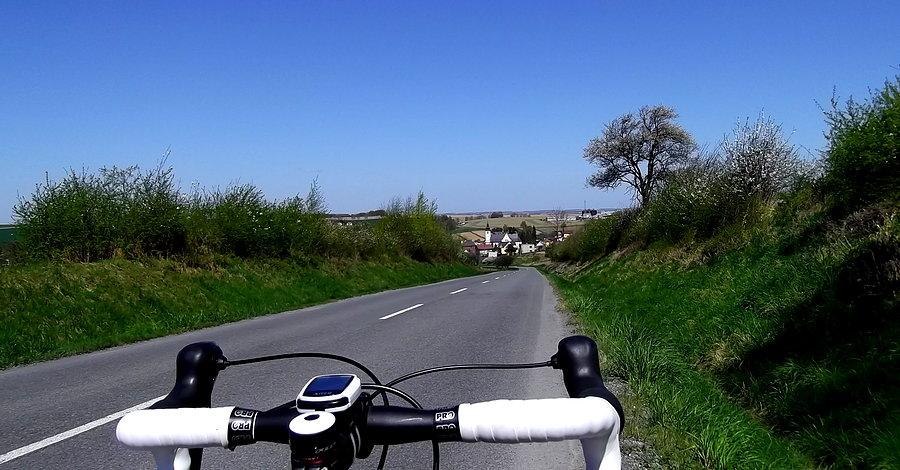 Na zjeździe do Píšť . Taki wiatr że mam problemy rozpędzić się do 30 km/h
