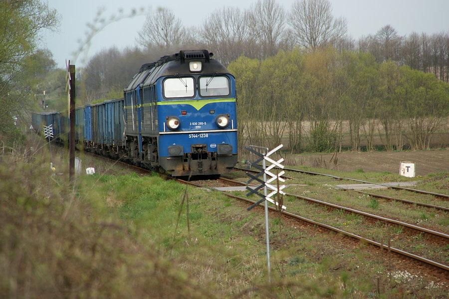 ST44-1238 i ST44-1236 prowadzą skład relacji Nowa Ruda Słupiec - Zabrzeg Czarnolesie