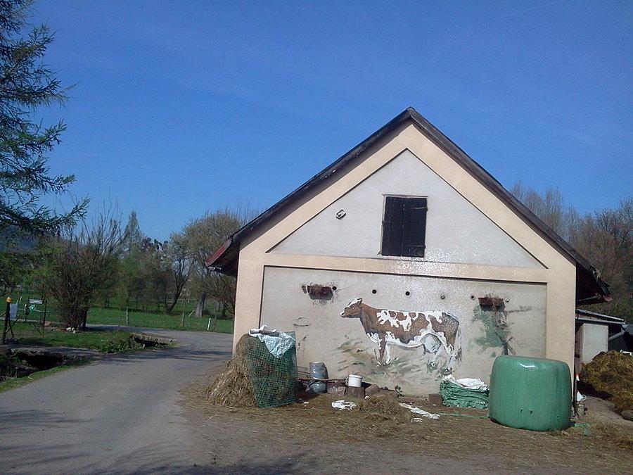Dom z krową na ścianie