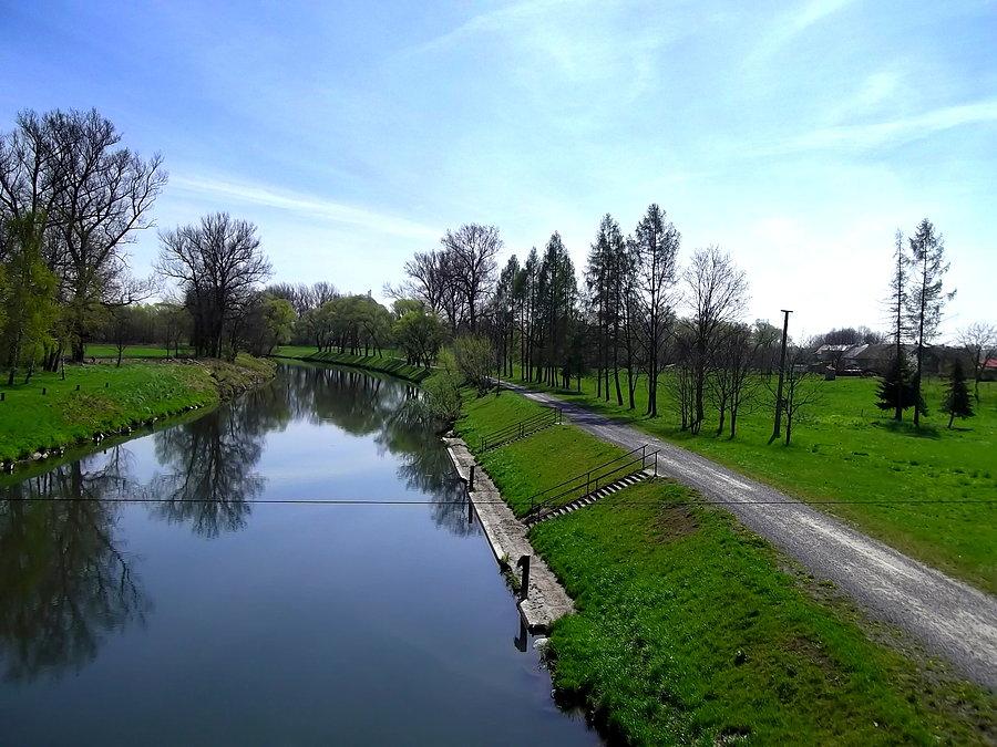 Věřňovice. Tu jeszcze nie byłem. Za rzeką Olzą, podjazd i nagle koniec asfaltu. Na szczęście około 100 m po twardym szutrze i wyjechałem w Łaziskach