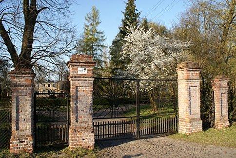 Brama wjazdowa na teren Warszatatów Terapii Zajęciowej w Rudniku
