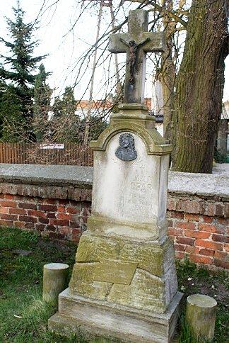 Kolejny nagrobek