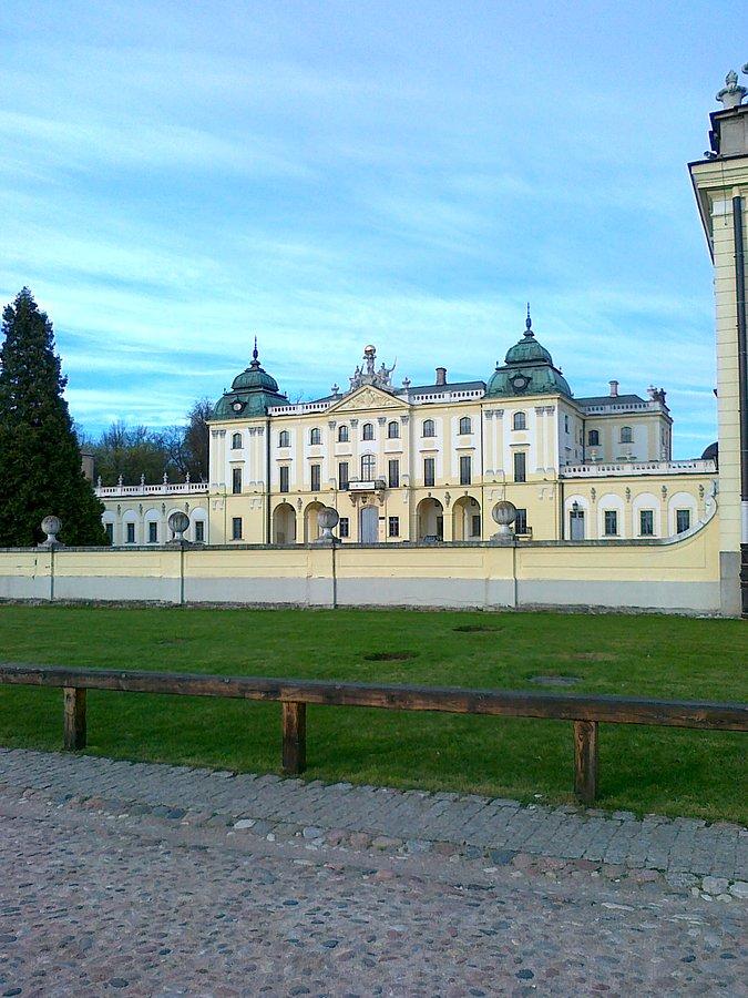 Pałac Branickich z bocznego wejścia do parku