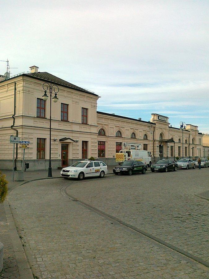 Zabytkowy budynek dworca PKP