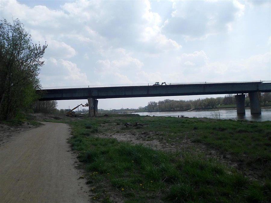 Hałas słychać z daleka, znaczy zrywają nawierzchnię