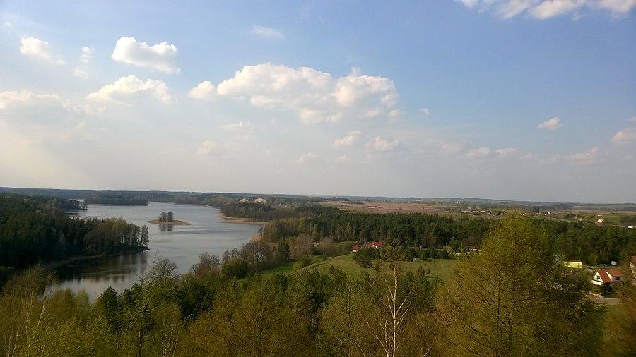 Stare Juchy. Widok z wieży widokowej na jezioro Jędzelewo