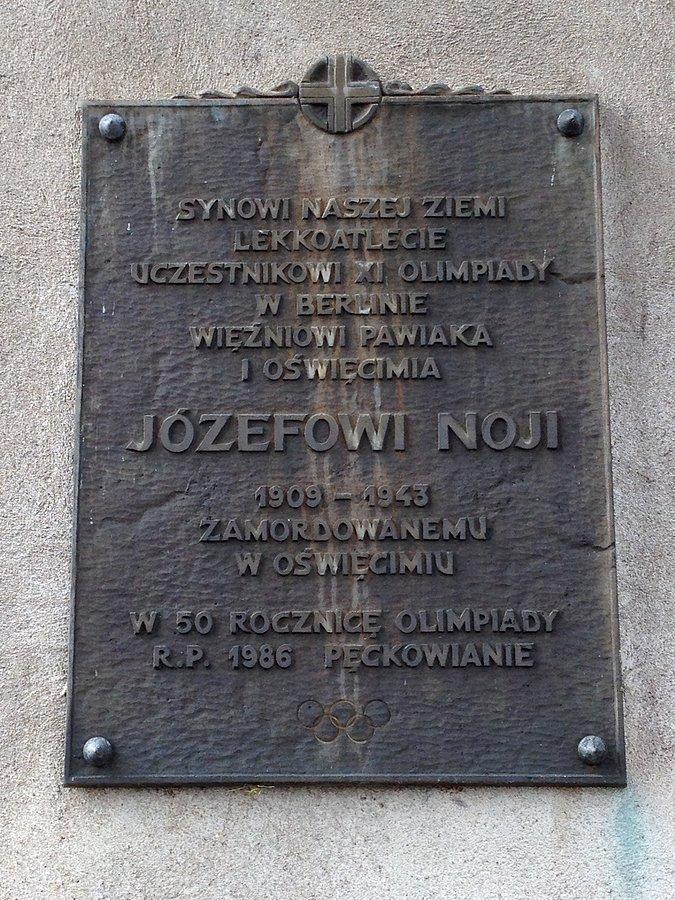 Tablica pamiątkowa na kościele w Pęckowie poświęcona Józefowi Noji