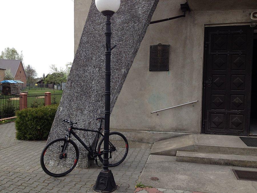 Przed kościołem w Pęckowie