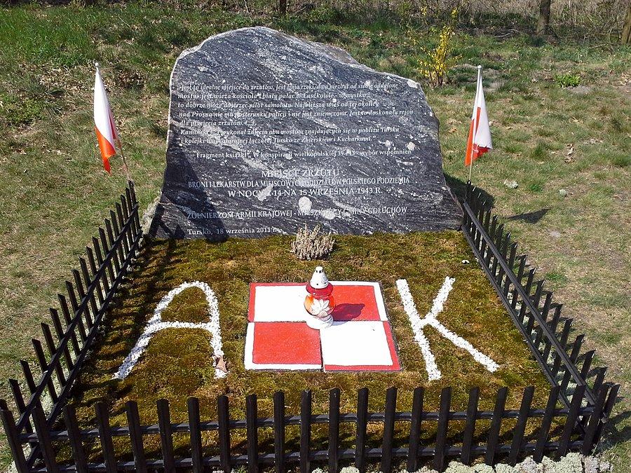 Pomnik miejsca zrzutu dla partyzantów AK w 1943