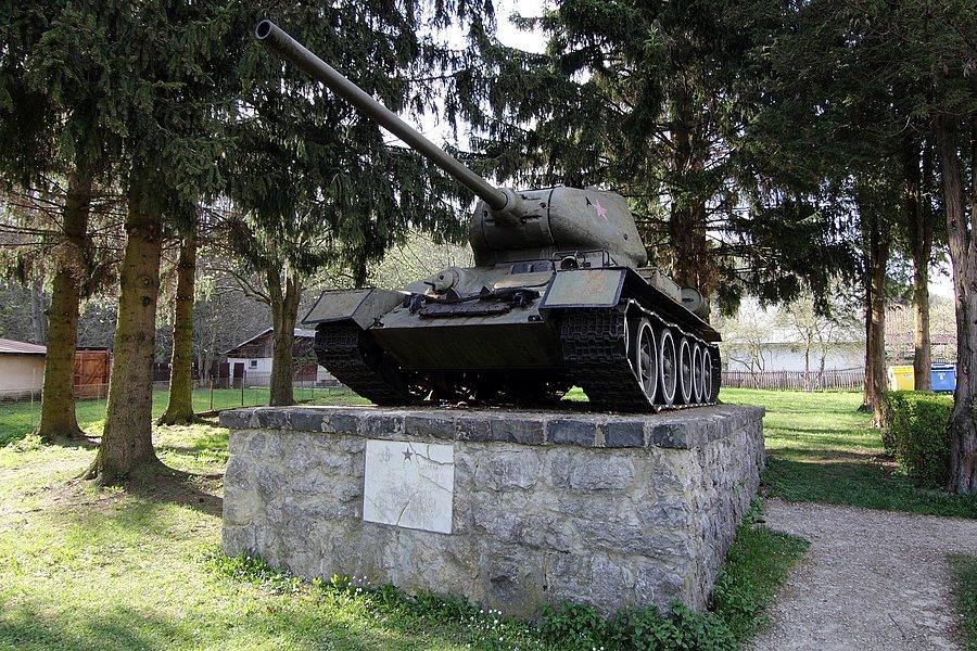 Ruski T34 hołubiony w każdej słowackiej wsi i miasteczku