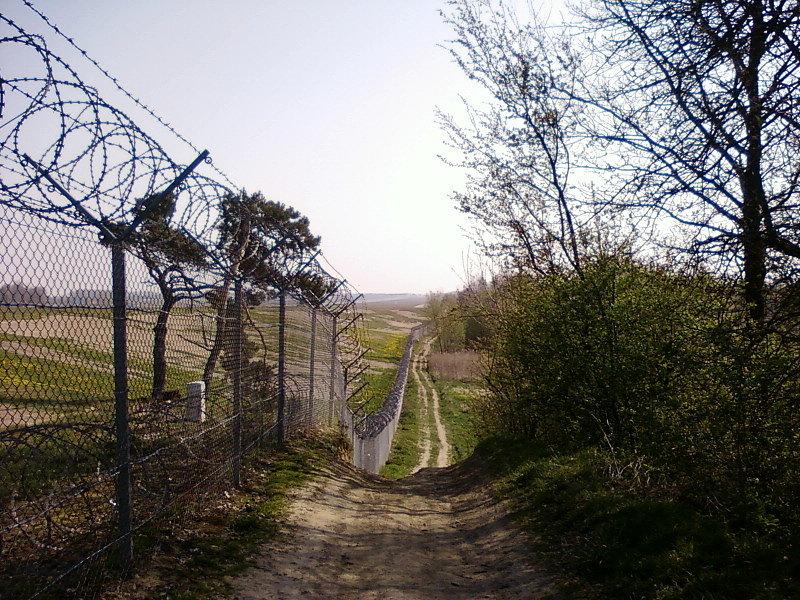 Ścieżka wzdłuż lotniska