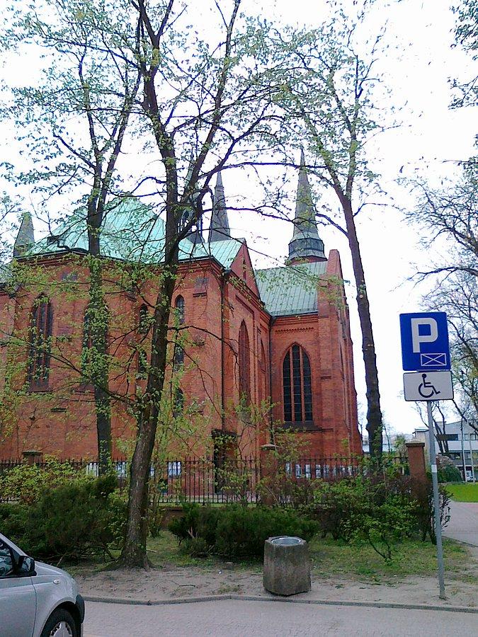 Kościól niedaleko parku
