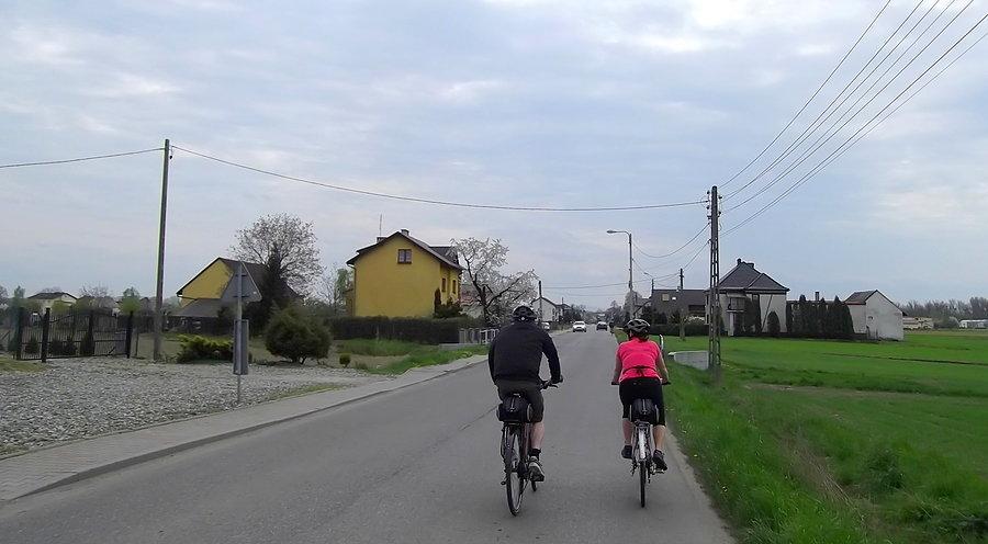 Rowerzystów coraz więcej. Przejeżdżam przez Olze
