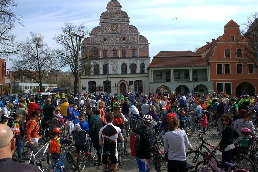 Tłumy rowerzystów na Rynku Staromiejskim w Stargardzie