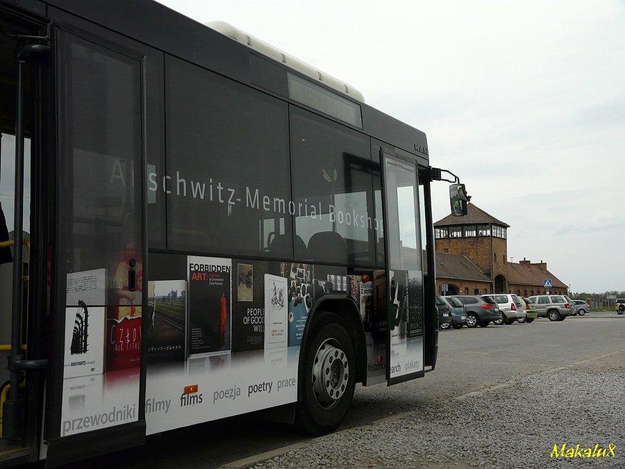 Przed muzeum w Brzezince