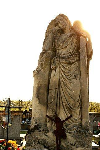 Figura na cmentarzu w Sławnie