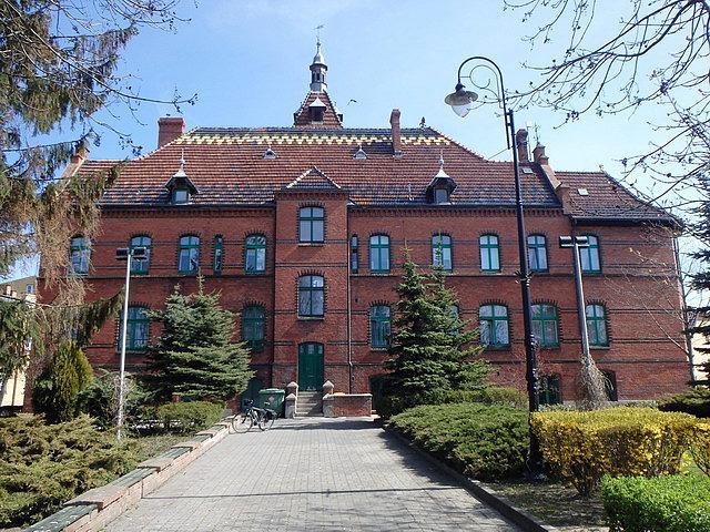 Stylowy budynek Urzędu Miasta i Gminy w Łasinie