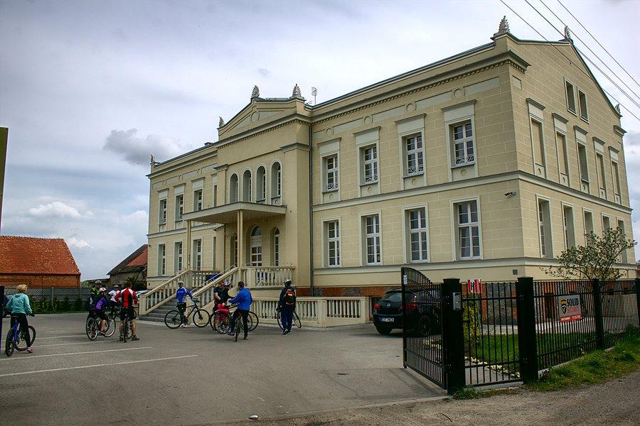 Przy pałacu w Trzebiatowie