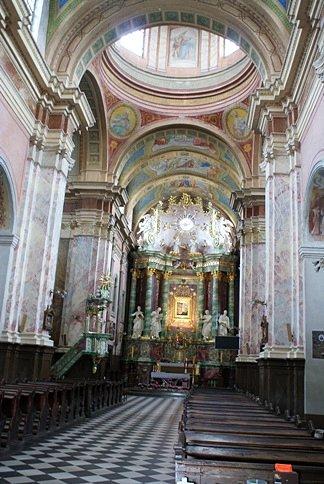 Wnętrze Sanktuarium św. Rodziny w Poświętnem