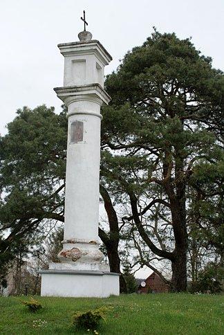 Kapliczka na skwerze tuż obok sanktuarium