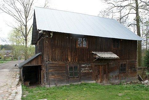 Obok znajduje się restauracja - dziś chyba gości się tutaj towarzystwo weselne