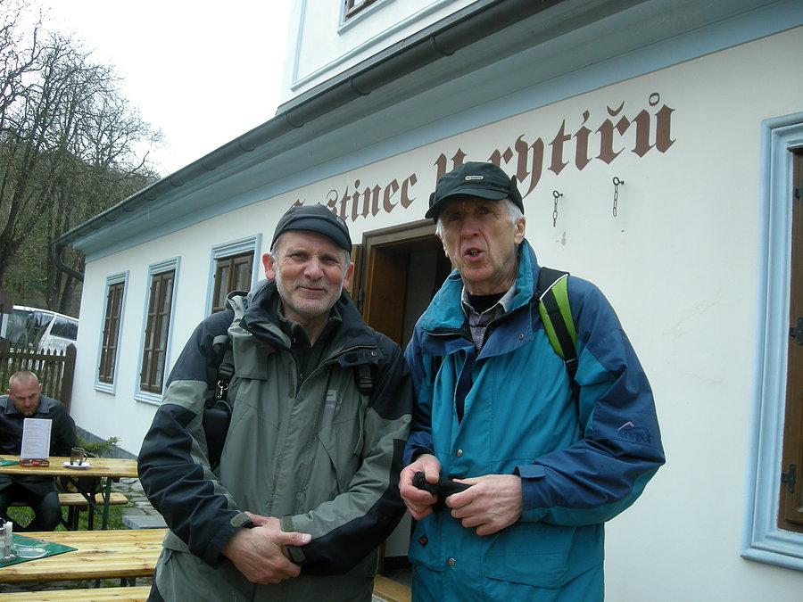 Z Krzyśkiem, organizatorem wycieczki przy karczmie w Sowincu