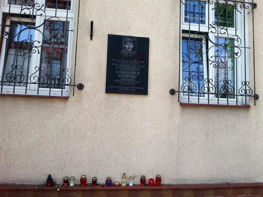 Tablica pamiątkowa poświęcona Aleksandrowi Kamińskiemu