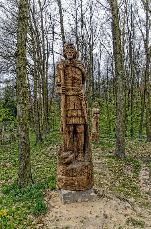 Rzeźby - Panteon Patronów i Opiekunów Łowiectwa w Tomaszówku
