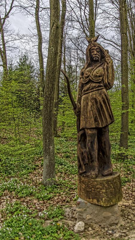 Rzeźby - Panteon Patronów i Opiekunów Łowiectwa w Tomaszówku