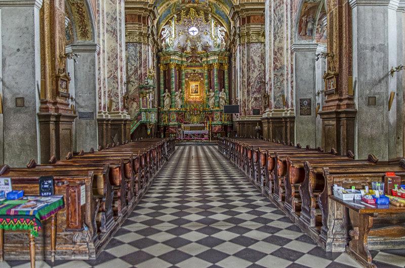 Wnętrze sanktuarium w Poświętnem