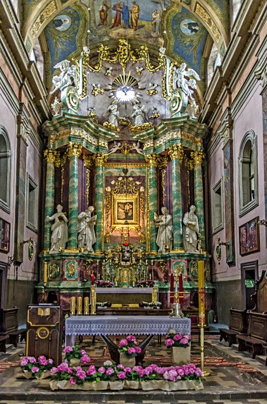 Wnętrze sanktuarium w Poświętnem
