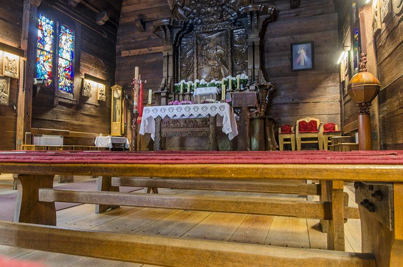 Wewnątrz kościółka Matki Boskiej Królowej Korony Polski w Spale