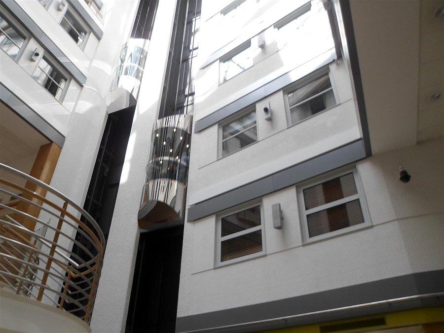 Wewnętrzne atrium z windami
