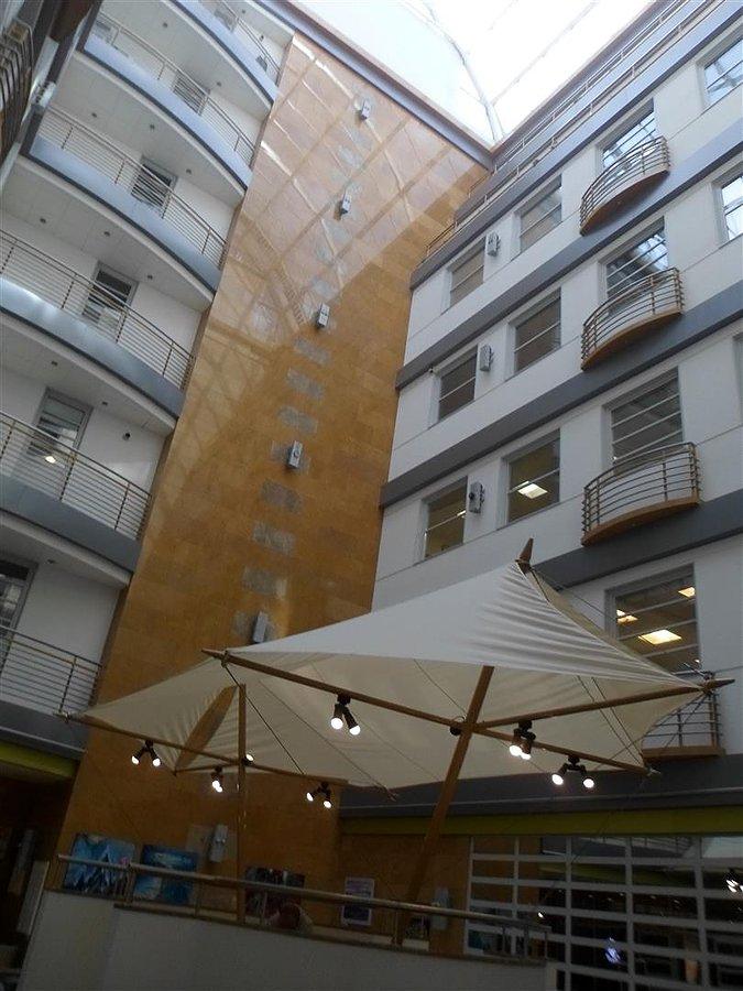 Wewnętrzne atrium wypoczynkowo-gastronomiczne