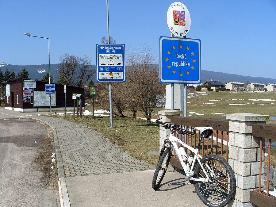 Przekroczenie na czarno ;)) granicy, na czarno bo już śniegu na dole nie było ;)