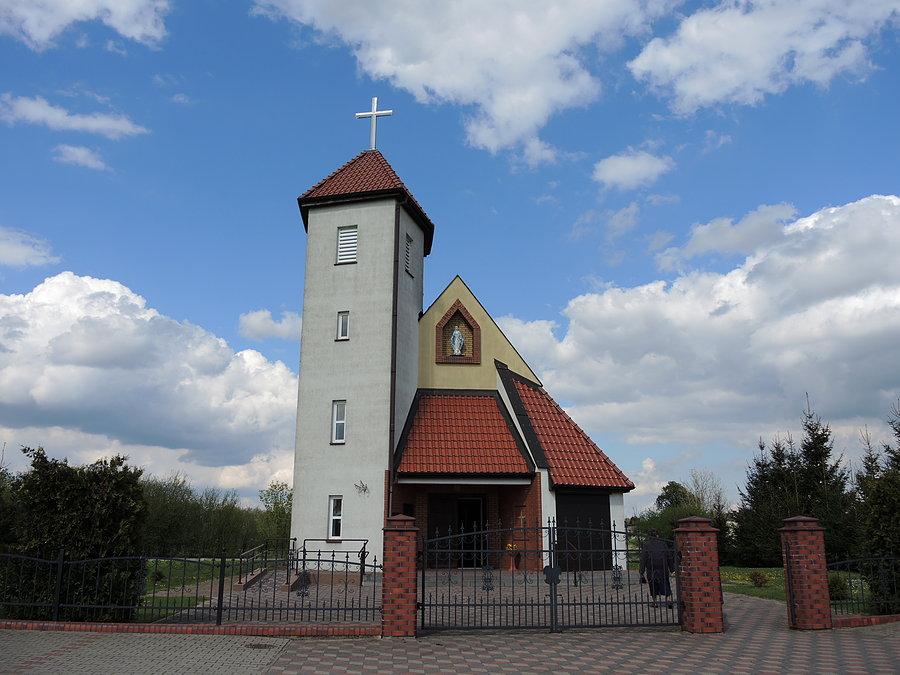 Przed kościołem w Nietuszkowie