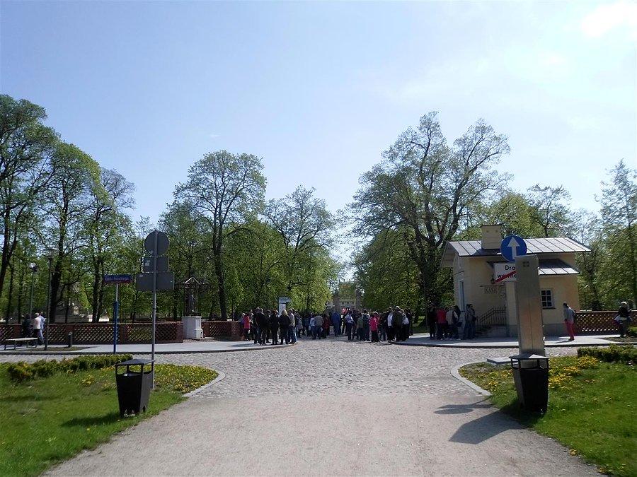 Kolejka do Pałacu
