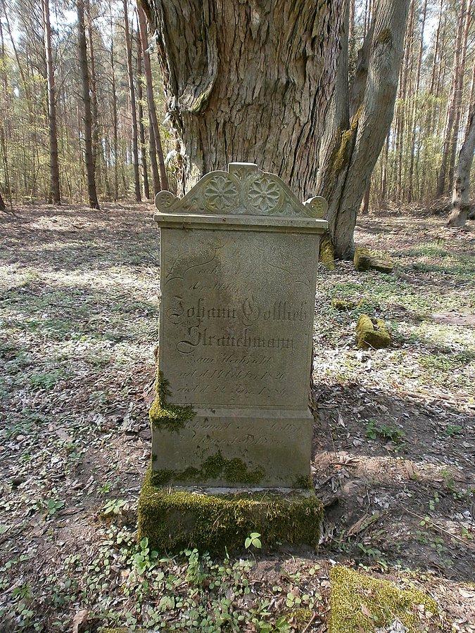Jeden z nielicznych ocalalych nagrobków na starym cmentarzu w Kulowie