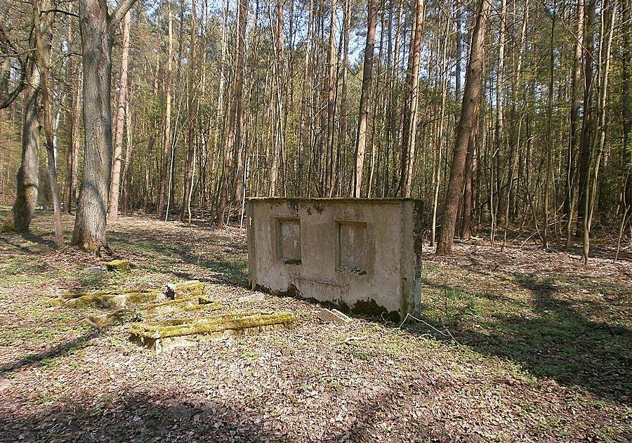 Pozostałości nagrobków na cmentarzu w Kulowie