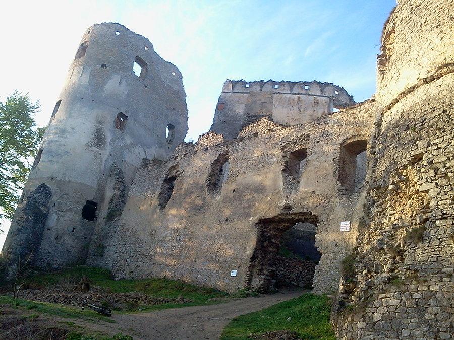 Trzecia brama prowadząca na główny dziedziniec