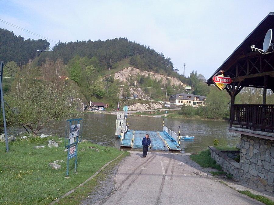 Przez Vah pływa prom